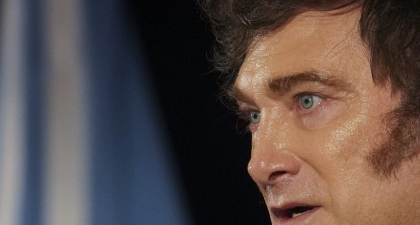 Milei ataca directo a Magnetto y advierte a Clar&iacute;n que no le autorizar&aacute; la compra de Telef&oacute;nica