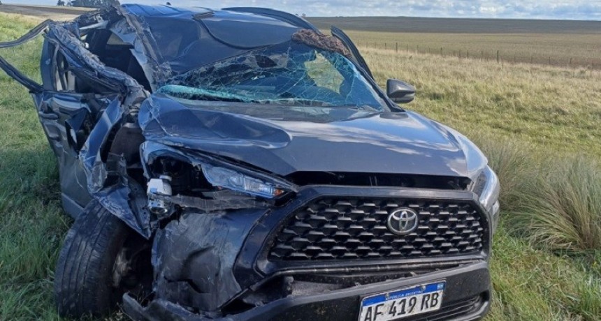Accidente en la Ruta 33: Un auto choc&oacute; la parte trasera de un cami&oacute;n que sali&oacute; de Bah&iacute;a Blanca