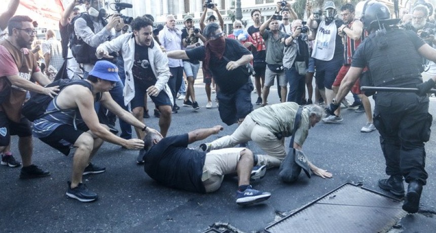 Se suman m&aacute;s hinchadas de f&uacute;tbol para marchar junto a jubilados
