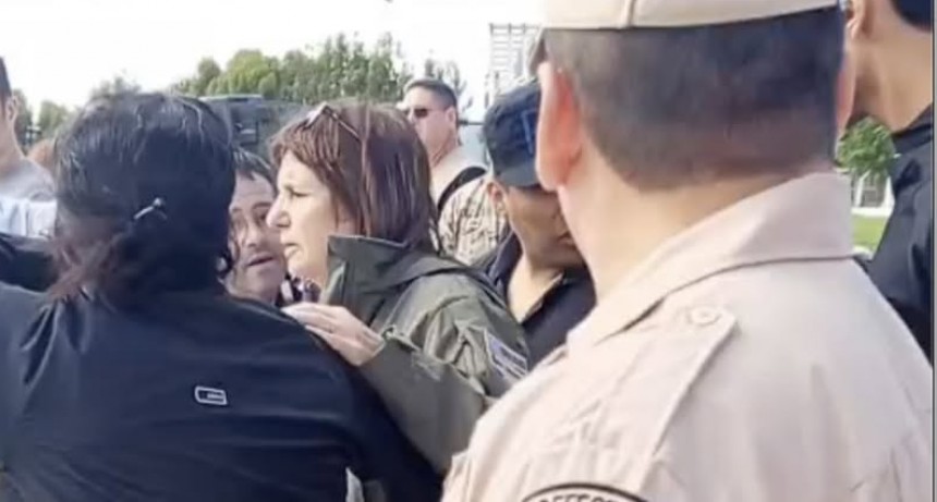 Escracharon a Bullrich y Petri en Bah&iacute;a Blanca: "Mojate como nosotros"