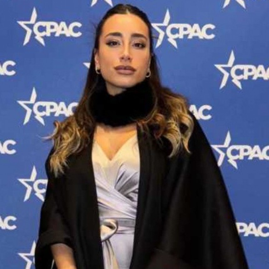 Un vuelo privado, una ex azafata trumpista y valijas bajo sospecha