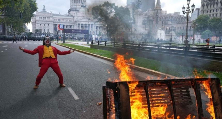 La marcha de jubilados y barras termin&oacute; en una batalla campal