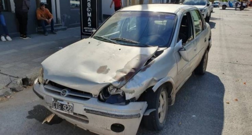 Un hombre manejaba alcoholizado y choc&oacute; en la esquina de la comisar&iacute;a