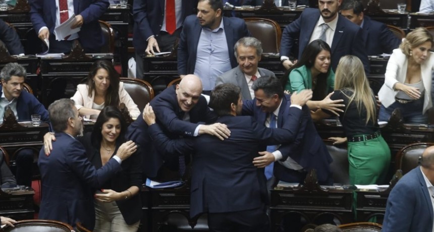 Milei consigui&oacute; aprobar el DNU del FMI con el apoyo clave de Llaryora, Jaldo y Pichetto