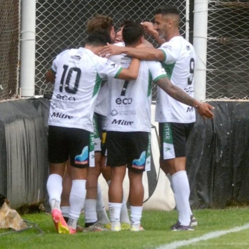 Primer festejo en Villa Mitre en el Argentino A