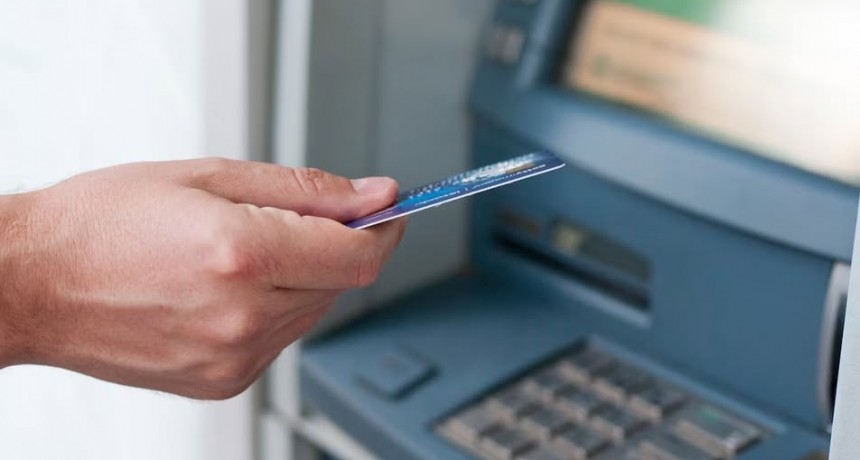 Aumentan las comisiones por sacar plata del cajero: cu&aacute;nto puede costar una extracci&oacute;n