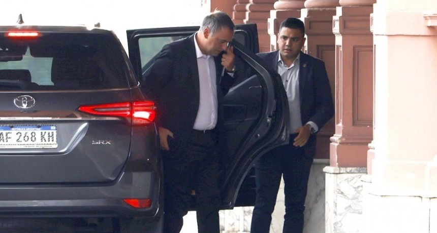 Revelan que Adorni se construy&oacute; una casa en un country lujoso y Milei tuvo que negar que vaya a echarlo