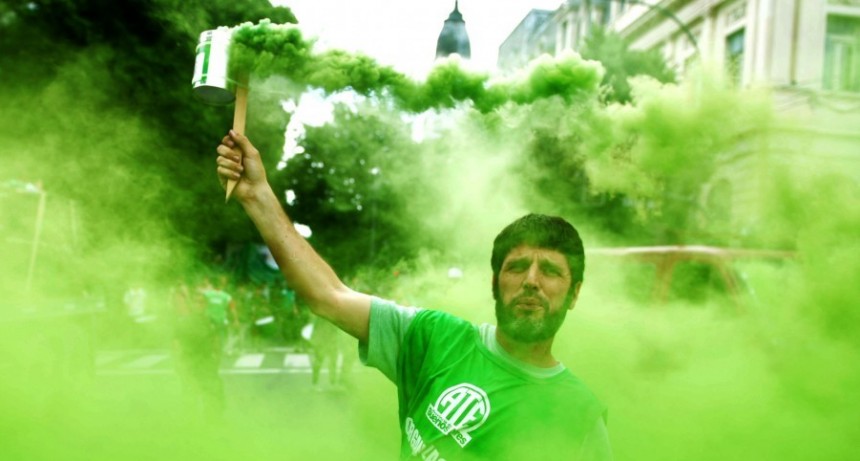 Miles de estatales despedidos se preparan para ingresar por la fuerza a los ministerios