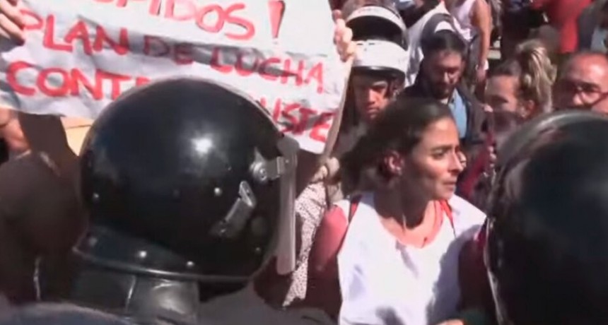 La Polic&iacute;a reprimi&oacute; a docentes y jubilados frente al Congreso
