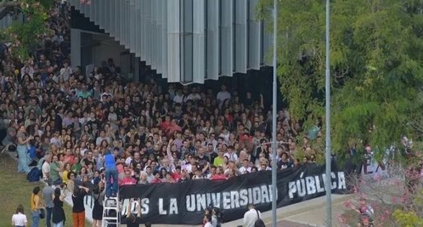 Asustado por la marcha, el gobierno anunci&oacute; que duplica los fondos a las universidades