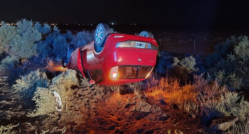 Perdi&oacute; el control volc&oacute; y golpeo contra columna de alumbrado