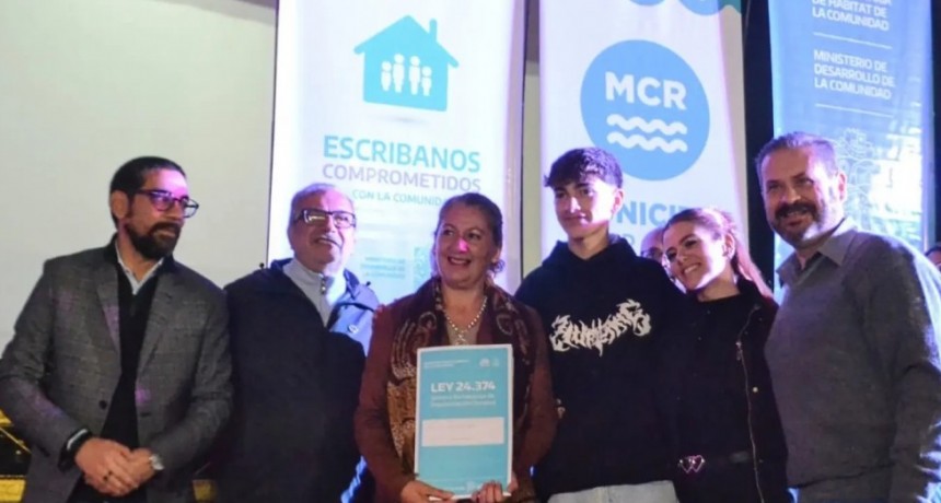 Entregaron escrituras para viviendas de PehuenCo, Bajo Hondo y Punta Alta en el teatro Colon