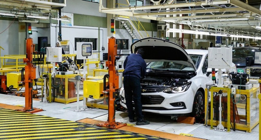 La actividad econ&oacute;mica cae pero lejos de Milei