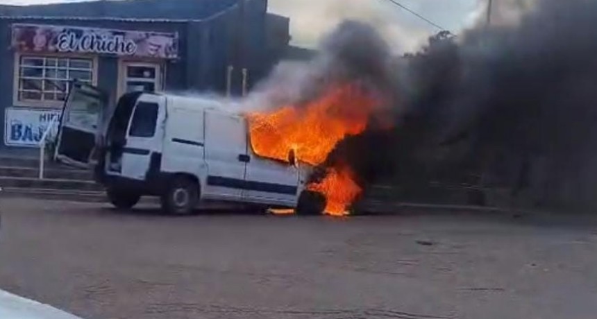 Destrucci&oacute;n total en un utilitario por incendio