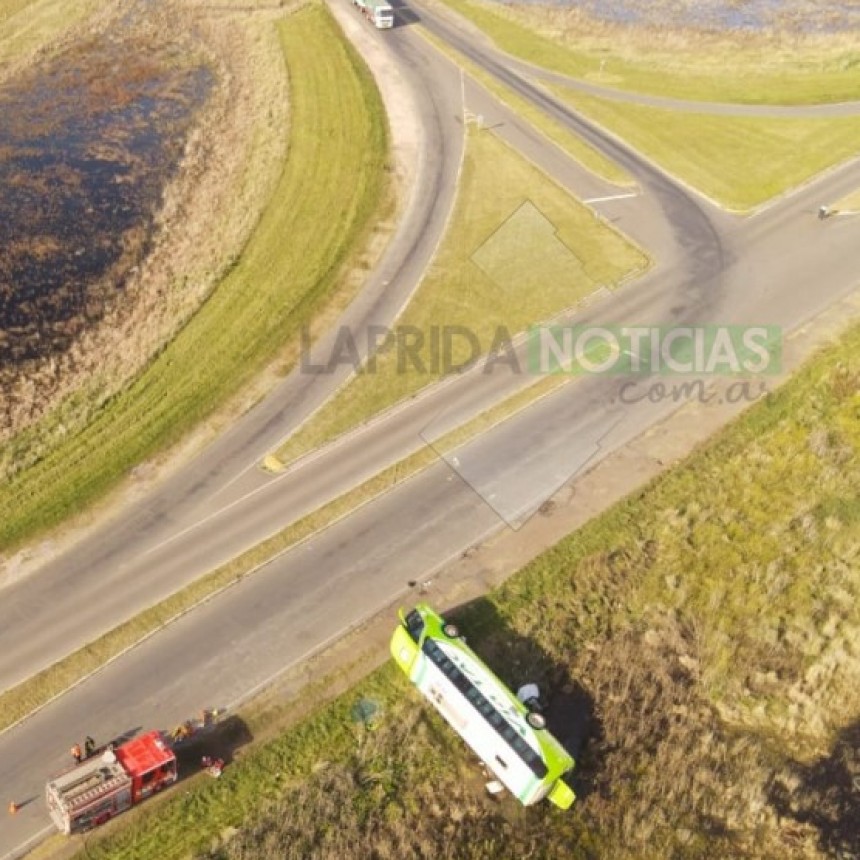 CRUCE FATAL: UN COLECTIVO VOLC&Oacute; Y CINCO PERSONAS MURIERON