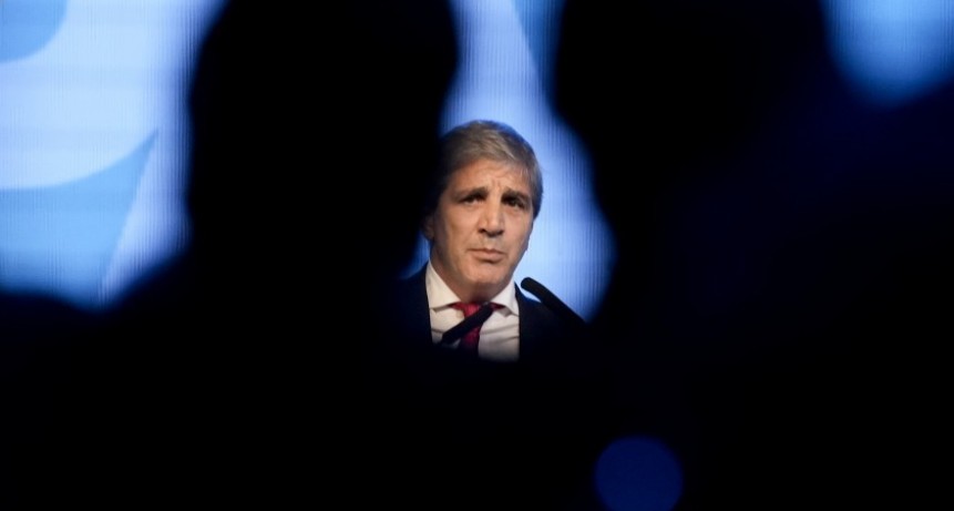 Caputo reconoce que el actual sistema cambiario no es "consistente" ni "sostenible"