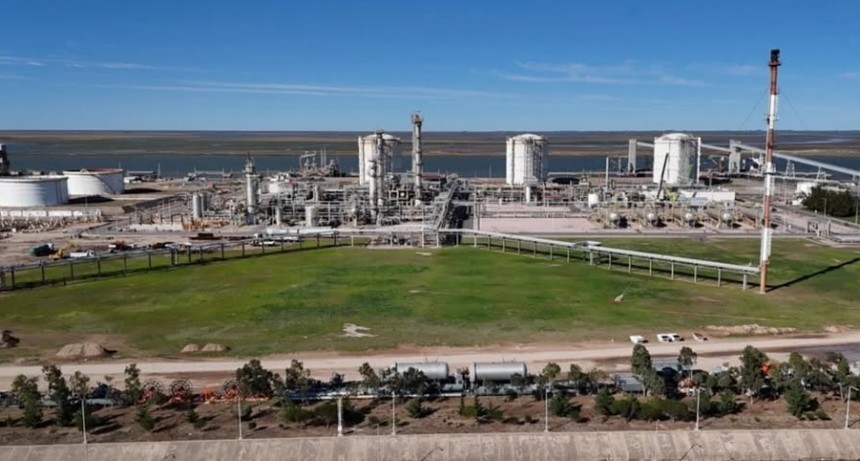 Advierten a dos empresas del polo por la emisi&oacute;n de humo negro