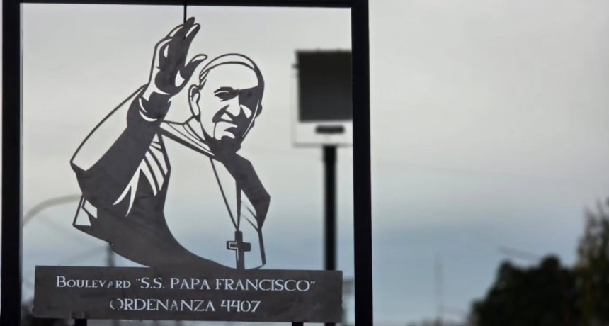 A un a&ntilde;o de la muerte del Papa Francisco, colocan cartel conmemorativo en un boulevard de la ciudad