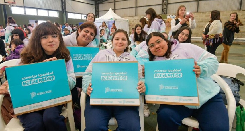 CONECTAR IGUALDAD BONAERENSE: Se entregaron 217 computadoras a estudiantes de Capit&aacute;n Sarmiento