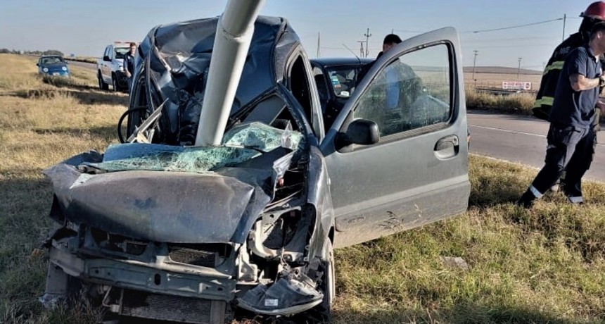 PERDI&Oacute; EL CONTROL Y CHOC&Oacute; CONTRA UN POSTE DE LUZ 