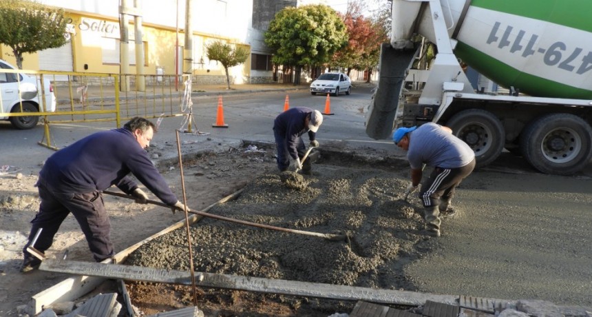 Contin&uacute;a la reparaci&oacute;n del pavimento en Urquiza y Buchardo