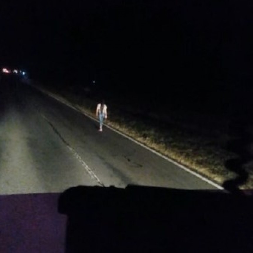 CAMINABA SOLA EN MEDIO DE LA RUTA 3