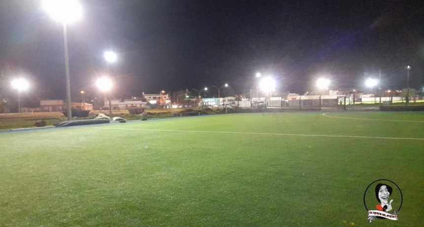 La cancha de Hokey del club Sporting ya cuenta con Iluminacion  en el campo de juego