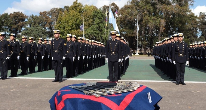 Cadetes de primer a&ntilde;o de la Escuela Naval Militar recibieron sus uniformes y couteaux