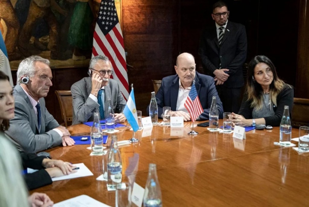 Lugones y Robert Kennedy Jr. acuerdan medidas polémicas: Argentina se aleja de la OMS y revisará las vacunas