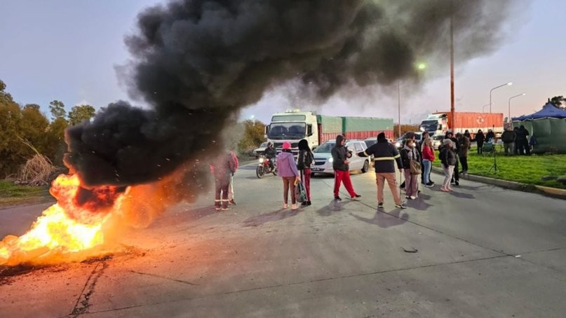 Segundo día de protesta en White: vecinos exigen obras y el pago completo de los subsidios