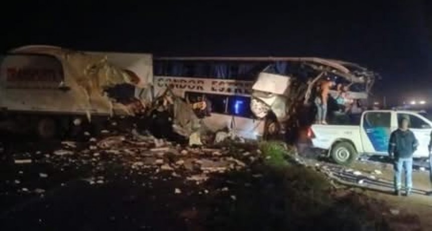 Impresionante choque entre un cami&oacute;n y un micro en la Ruta 3