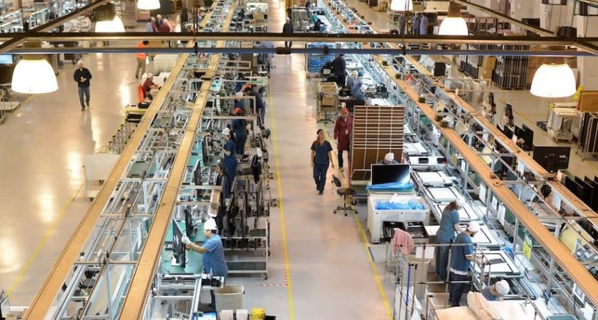 Paro total en la industria electr&oacute;nica de Tierra del Fuego por la baja de aranceles a celulares importados