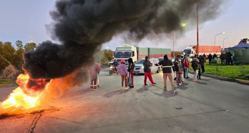 Segundo d&iacute;a de protesta en White: vecinos exigen obras y el pago completo de los subsidios