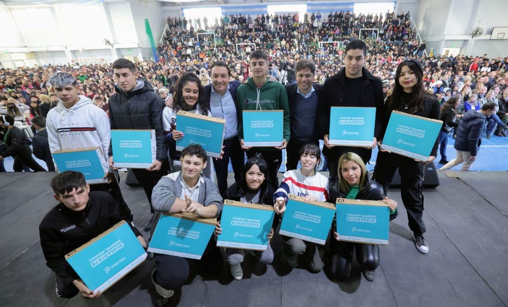 Kicillof entreg&oacute; 2.150 computadoras a estudiantes de Florencio Varela