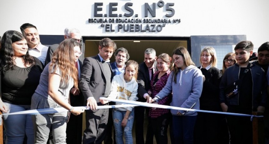 Kicillof inaugur&oacute; un edificio escolar y entreg&oacute; computadoras a estudiantes de General Belgrano
