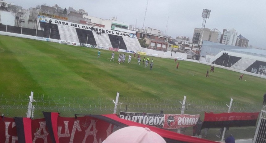 Sporting cerro el torneo con una derrota frente a Liniers y Renunci&oacute; el t&eacute;cnico!!