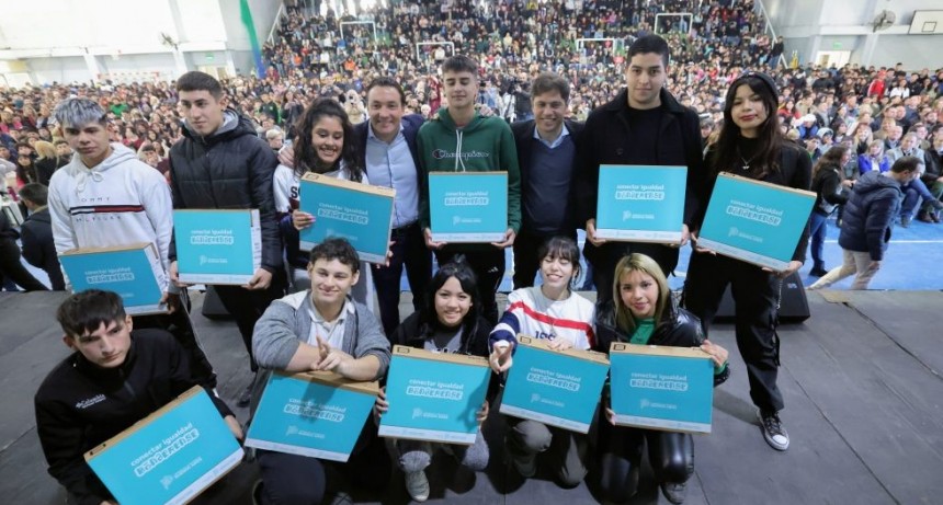 Kicillof entreg&oacute; 2.150 computadoras a estudiantes de Florencio Varela