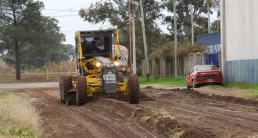 Trabajo intenso en las calles de tierra de Villa Maio  
