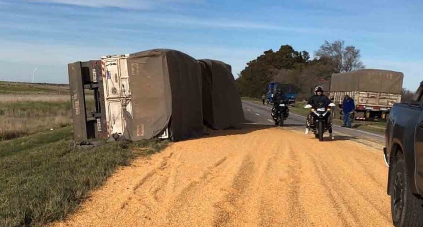 Ruta 33: volc&oacute; el acoplado de un cami&oacute;n cargado con cereal
