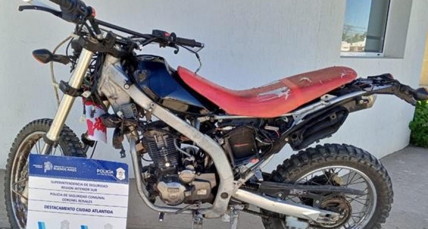 Recuperan moto en un descampado