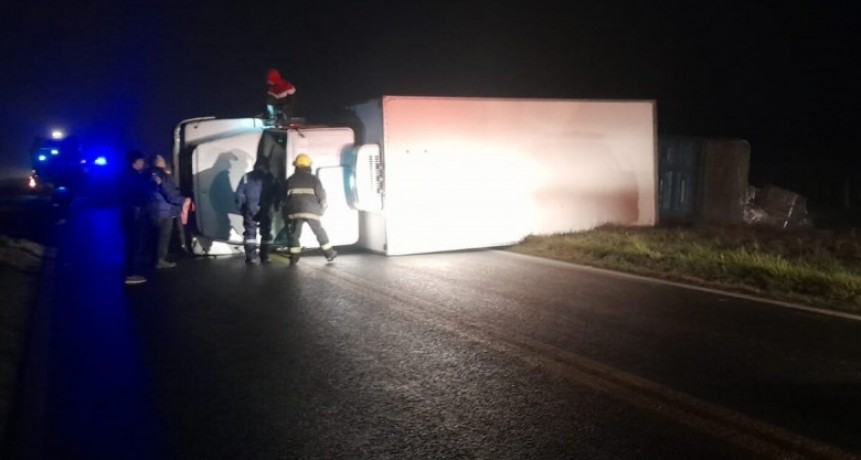 Despiste de cami&oacute;n en Ruta 3: la v&iacute;a permanece moment&aacute;neamente obstruida