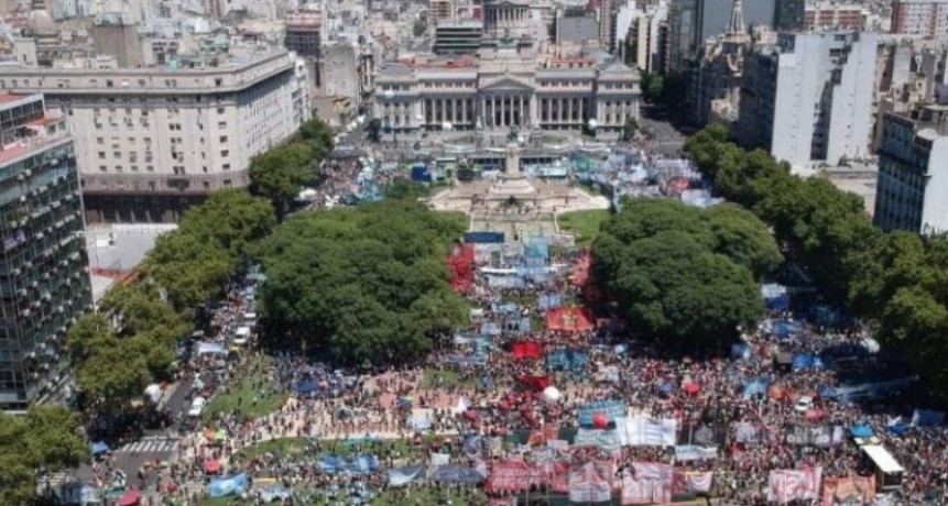 Rev&eacute;s judicial a Milei. Anulan su DNU anti-huelgas