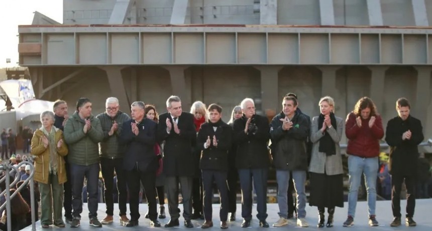 70&deg; ANIVERSARIO DEL ASTILLERO R&Iacute;O SANTIAGO: Se realiz&oacute; la botadura de una compuerta para el Arsenal Naval Puerto Belgrano
