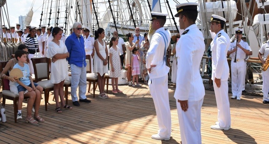 Argentinos residentes en Colombia prometieron lealtad a la bandera a bordo de la fragata ARA &ldquo;Libertad&rdquo;