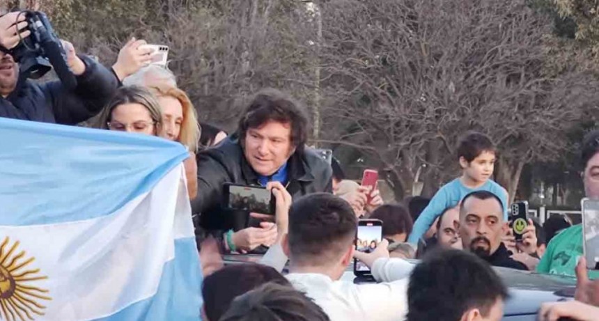 Una multitud escolt&oacute; la caravana de Milei en su llegada a Bah&iacute;a