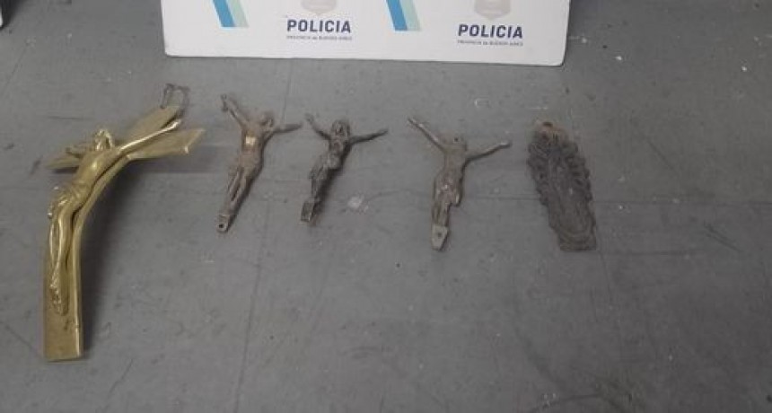Encuentran Crucifijos y otros elementos en chatarrer&iacute;a.