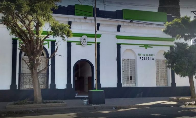 Polic&iacute;as extercionadores siguen entregandose