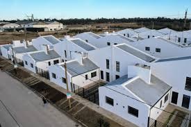 Kicillof y Magario entregaron 110 viviendas a familias de Berazategui