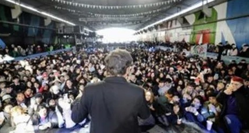Kicillof encabez&oacute; el acto por el 15&deg; aniversario del programa Envi&oacute;n  