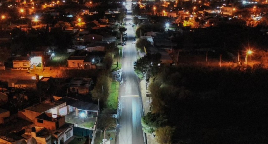 Colocaci&oacute;n de luminarias LED en el acceso a Villa Arias